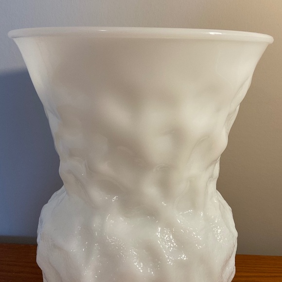 Vintage E.O. Brody Company Milk Glass - Crinkle Glass Flower Vase 8” - Picture 9 of 16
